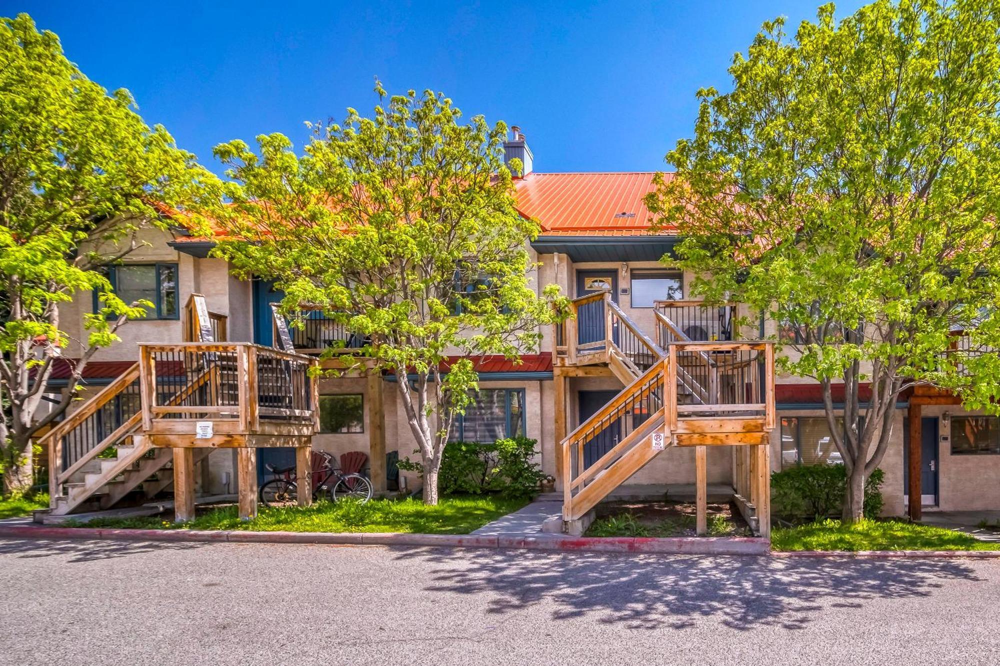 Bow Valley Chalets-entire 2 King Bedrooms Townhouse Aparthotel