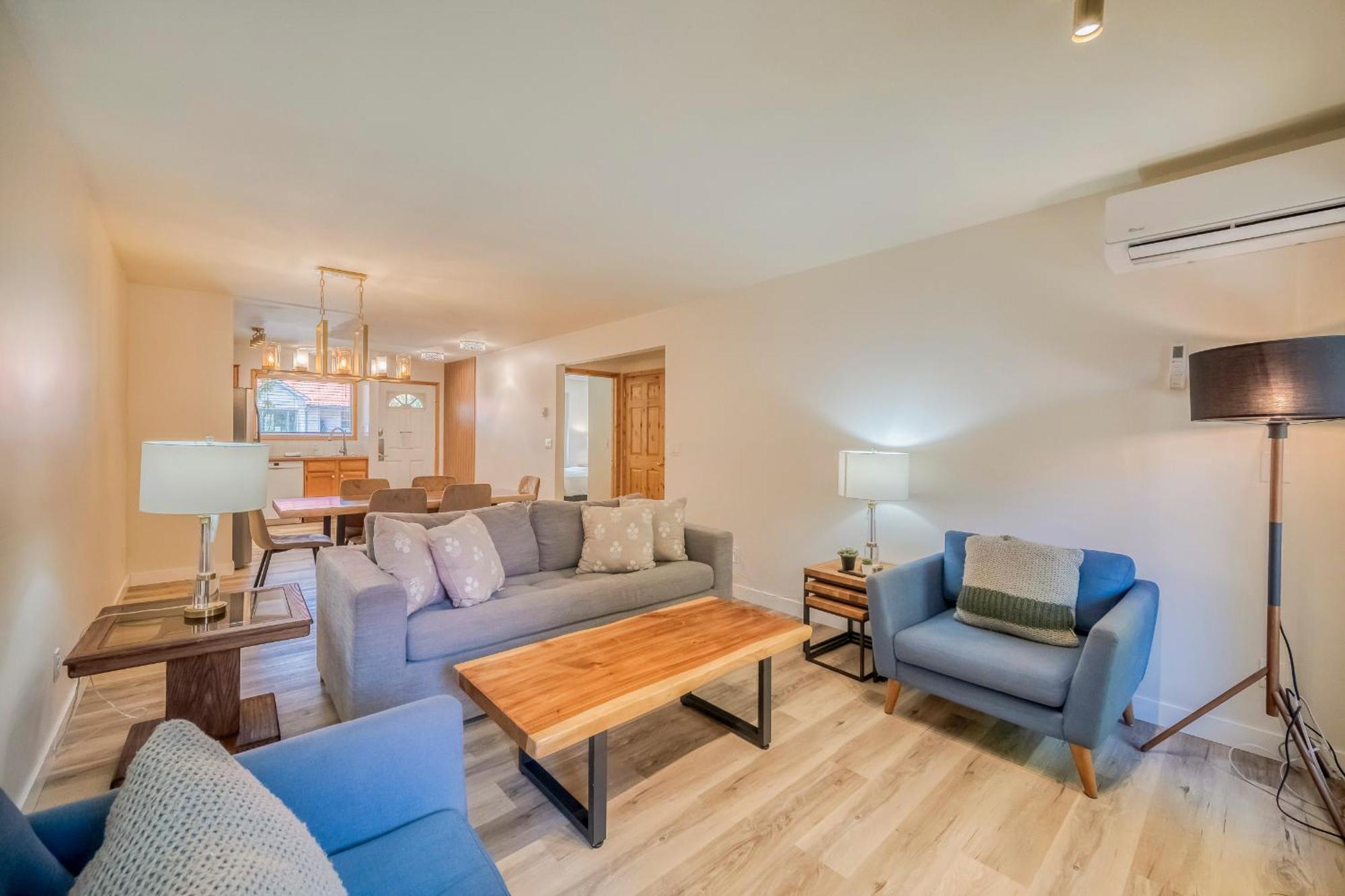 Bow Valley Chalets-entire 2 King Bedrooms Townhouse Canmore