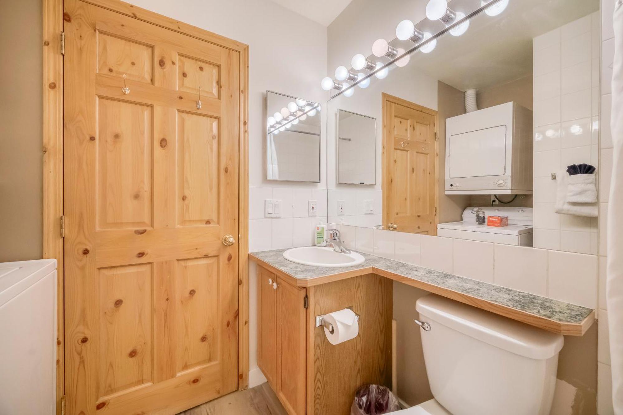 Bow Valley Chalets-entire 2 King Bedrooms Townhouse * Canmore
