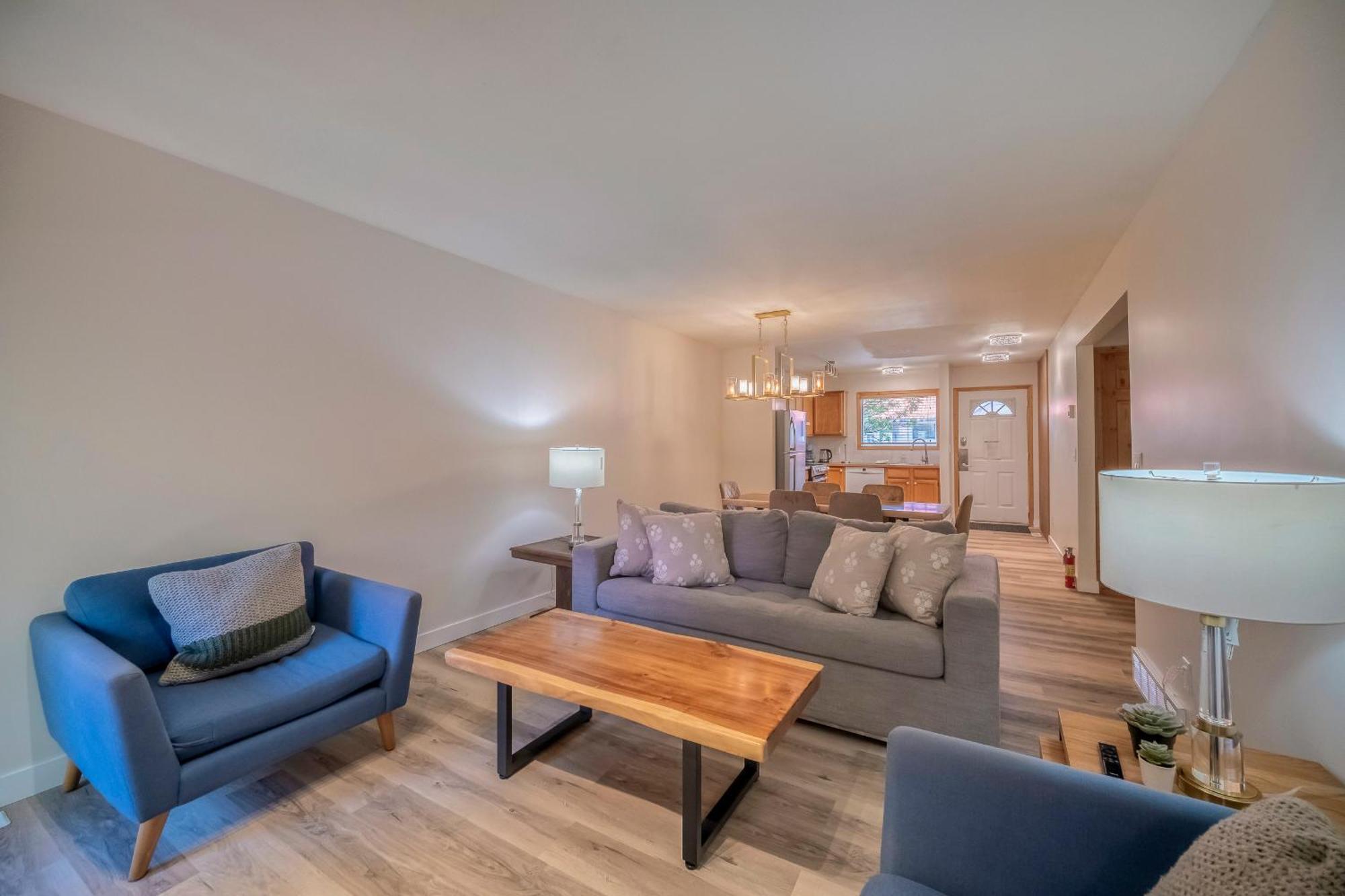 Bow Valley Chalets-entire 2 King Bedrooms Townhouse Aparthotel Canmore