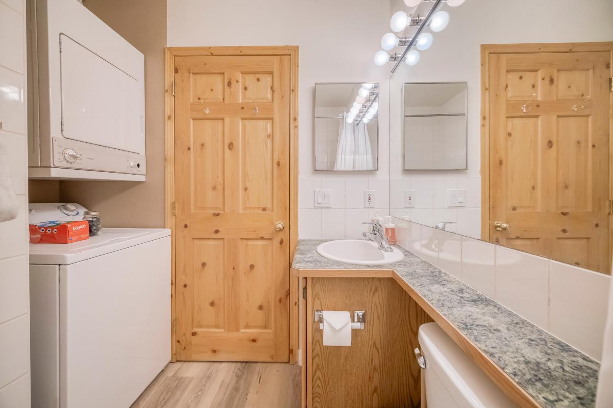 Aparthotel Bow Valley Chalets-entire 2 King Bedrooms Townhouse Canmore