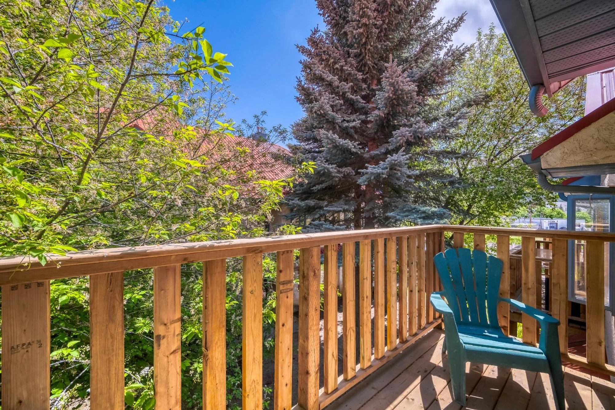 Bow Valley Chalets-entire 2 King Bedrooms Townhouse