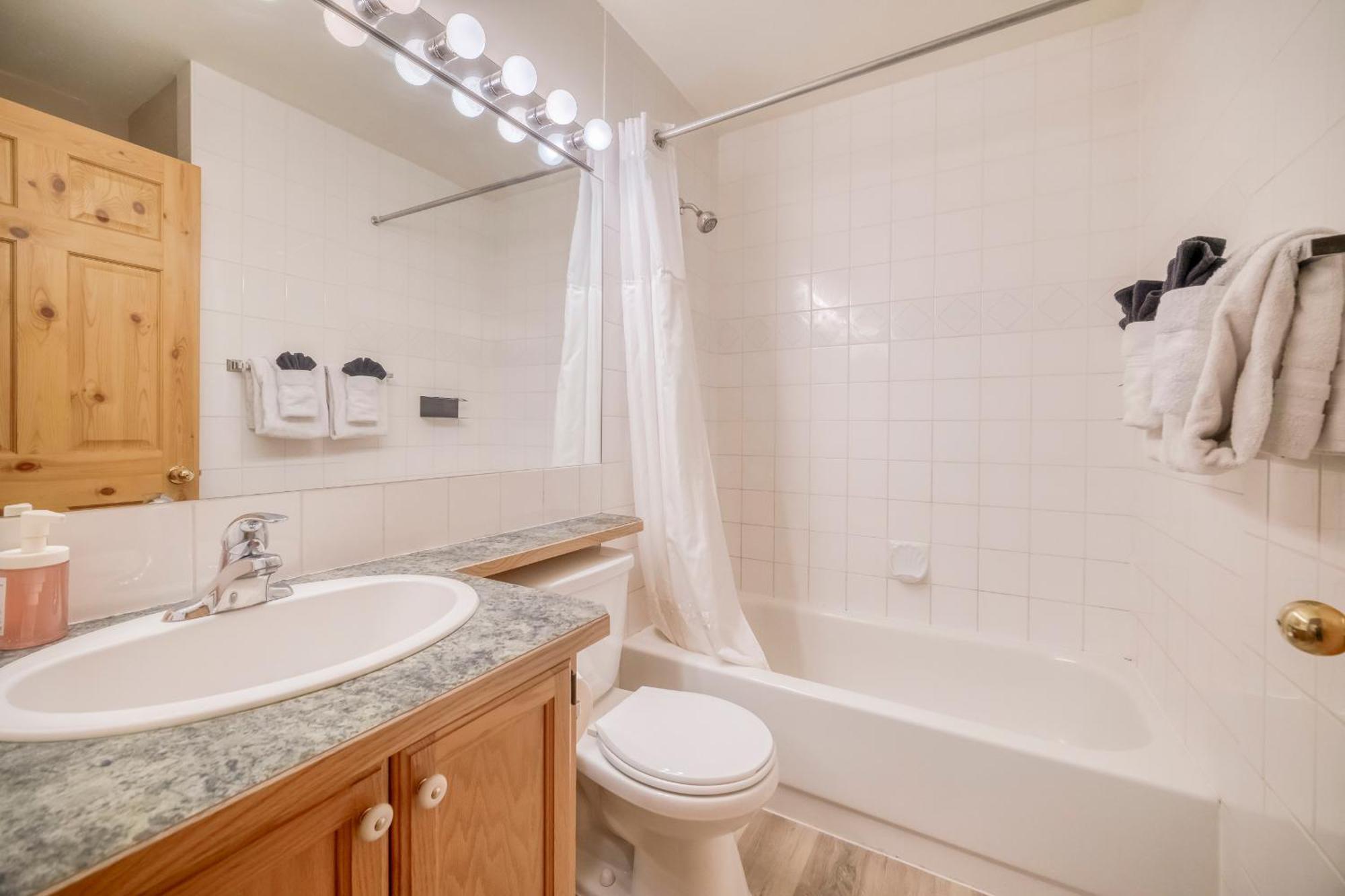 Bow Valley Chalets-entire 2 King Bedrooms Townhouse Aparthotel *