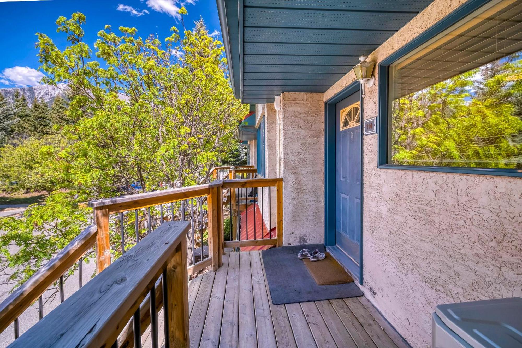 Bow Valley Chalets-entire 2 King Bedrooms Townhouse Canmore