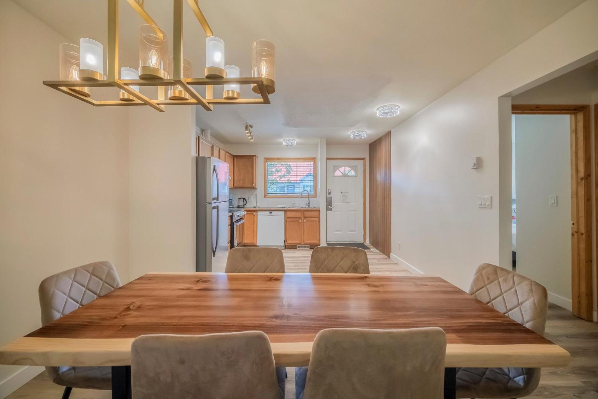 Bow Valley Chalets-entire 2 King Bedrooms Townhouse * Canmore
